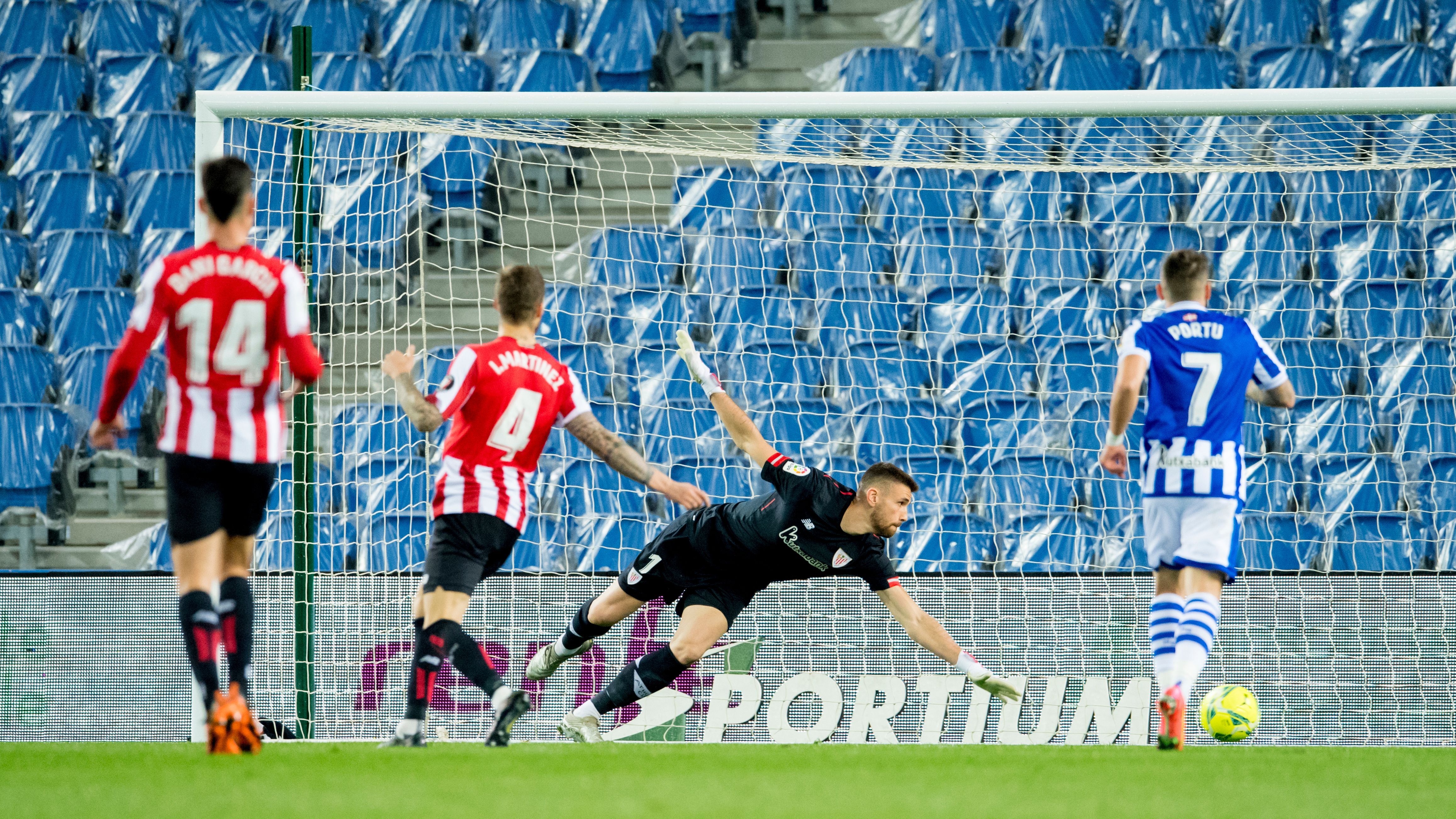 Unai Simón se lanza en estirada en el derbi ante la Real en Anoeta.