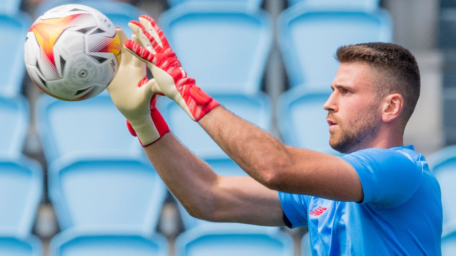  Unai Simón calienta antes del partido ante el Celta.