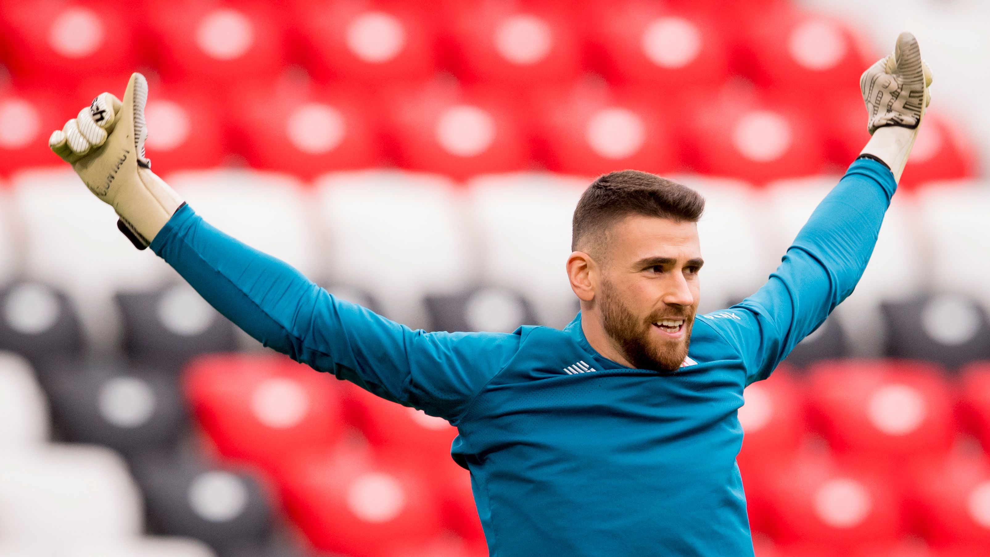 Unai Simón calienta antes de medirse al Valencia en San Mamés.