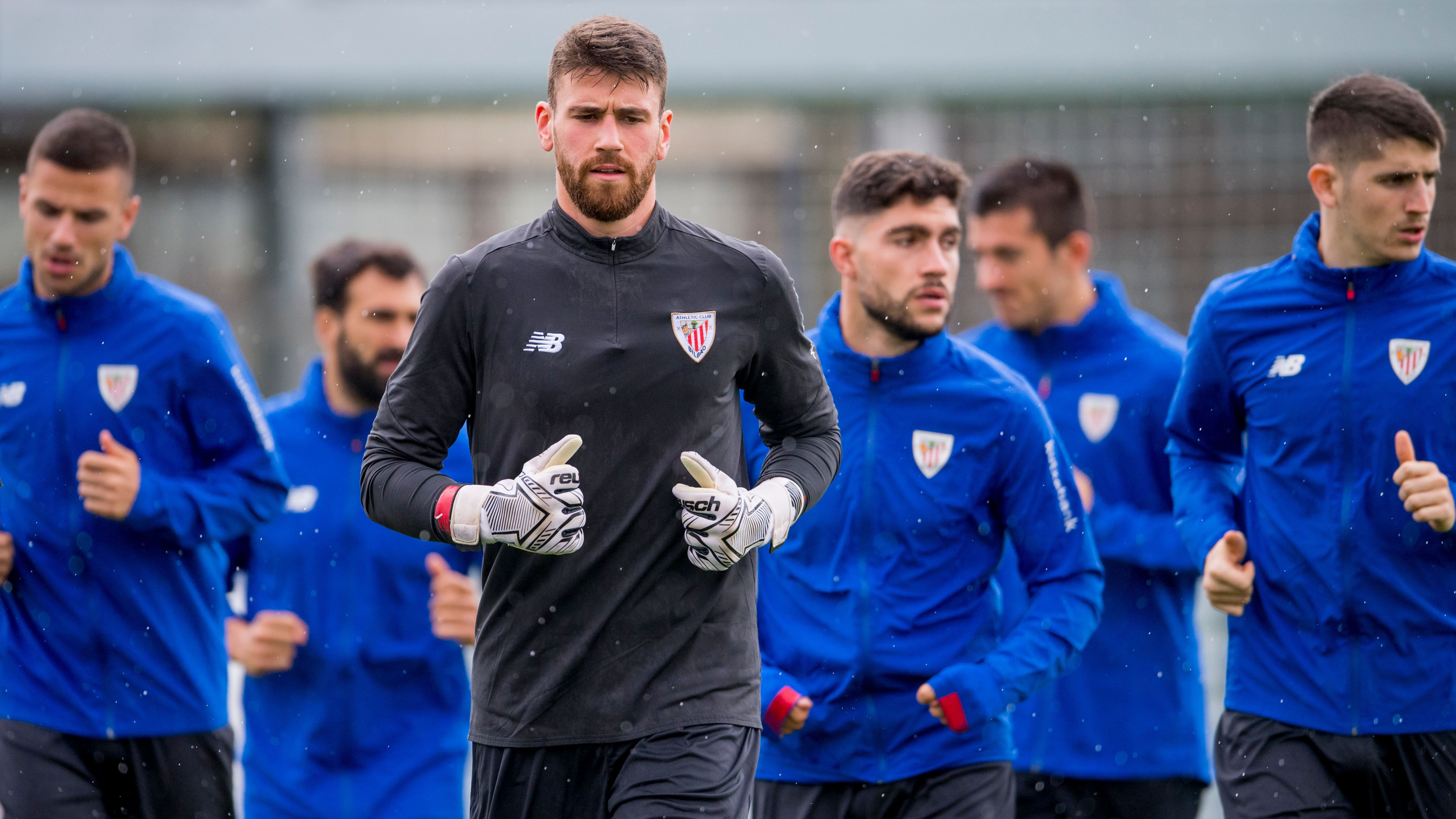 El meta Unai Simón encabeza el grupo en Lezama.