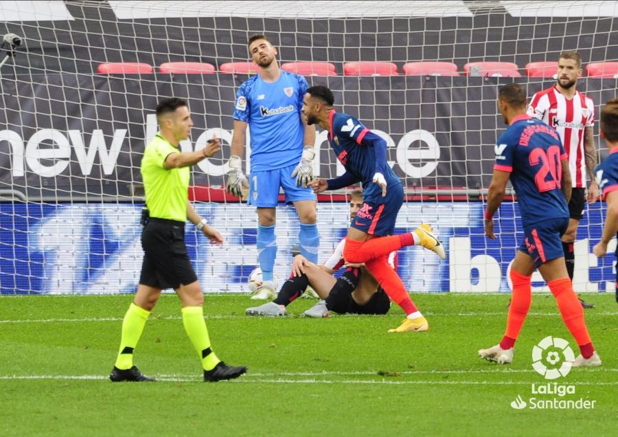  Unai Simón desolado tras el gol del Sevilla al inicio en San Mamés.