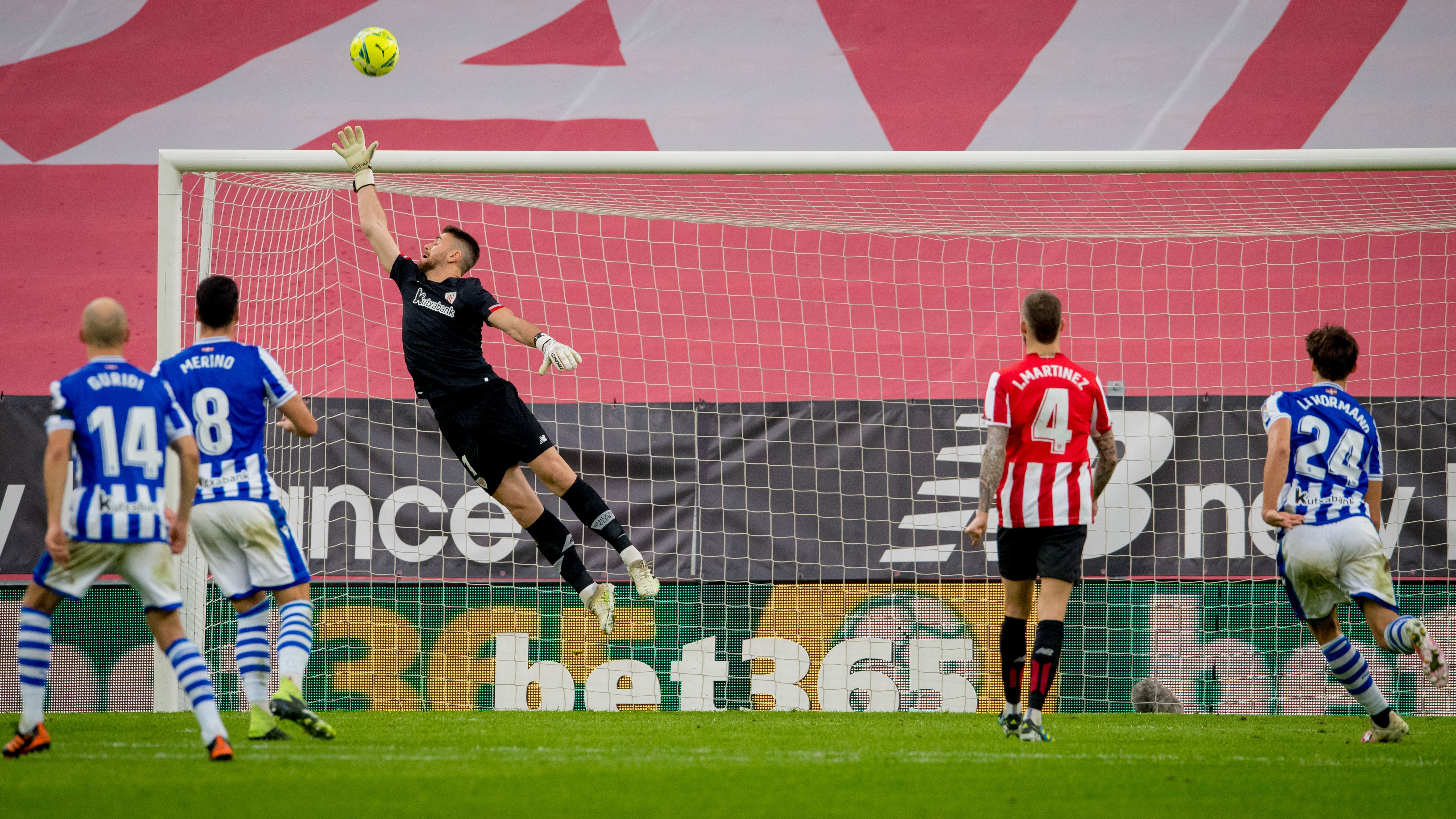  Plástico vuelo de Unai Simón en el derbi ante la Real Sociedad de San Mamés.