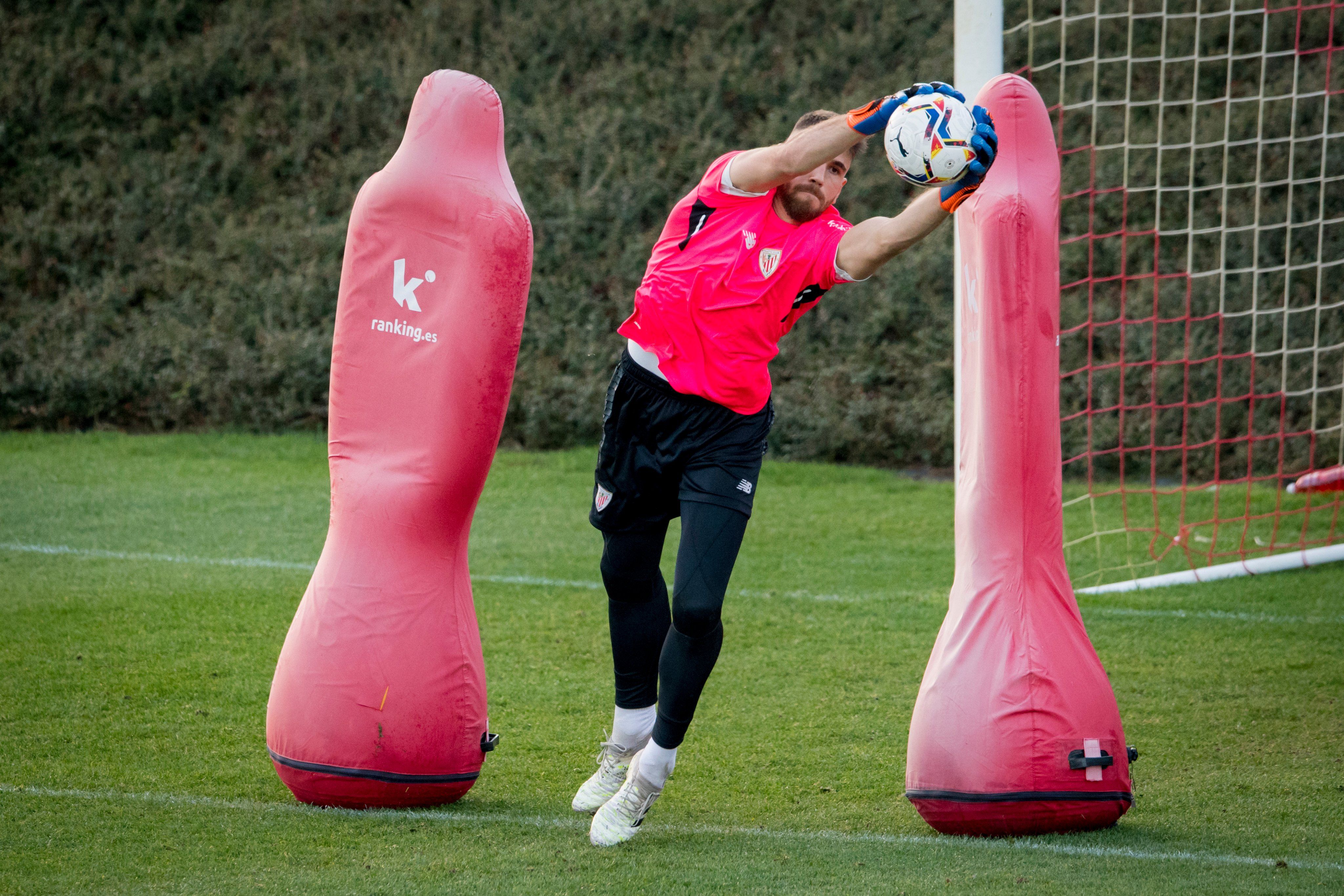 El portero internacional Unai Simón se ejercita en Lezama.