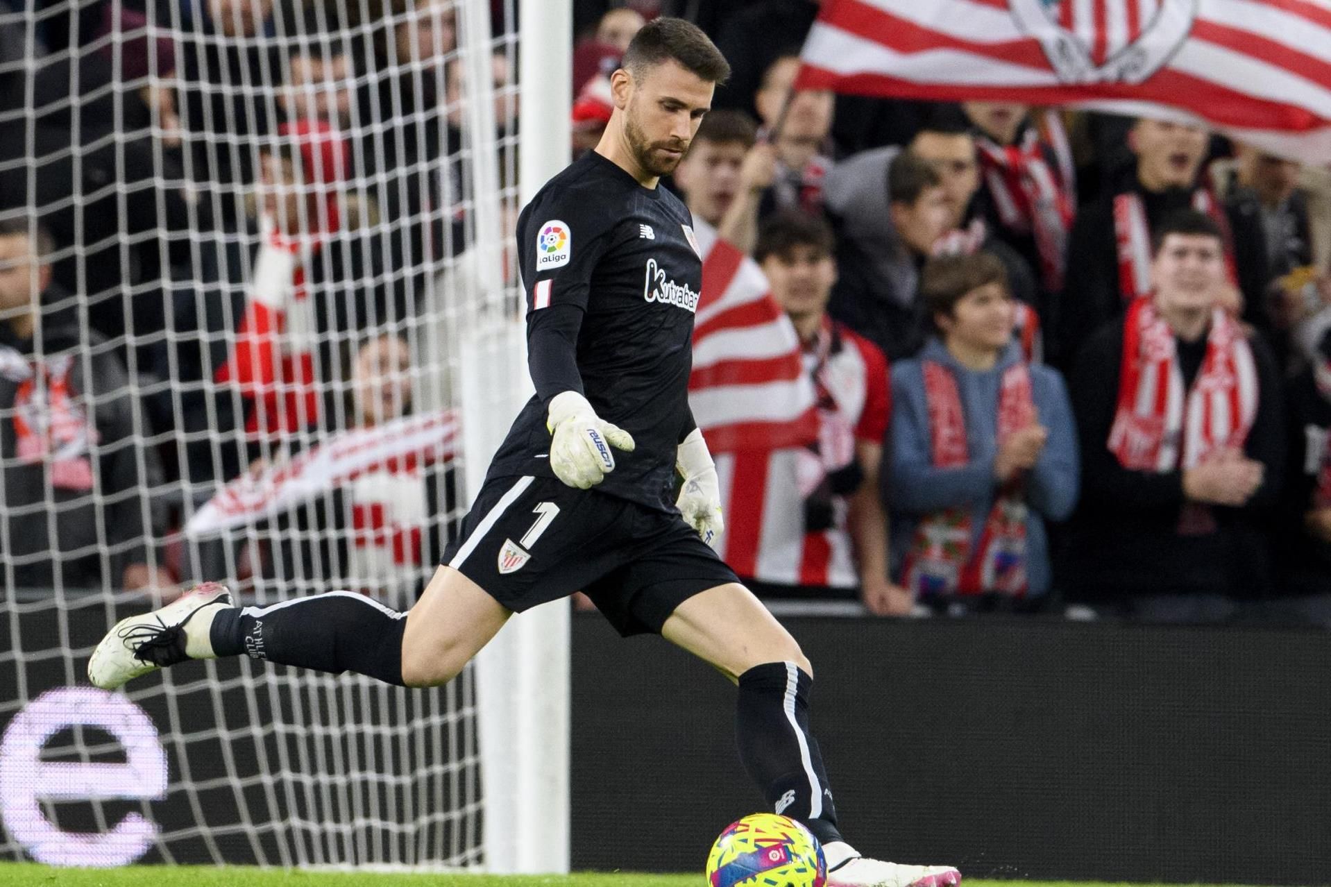  Saque del guardameta Unai Simón ante el Real Madrid en San Mamés.