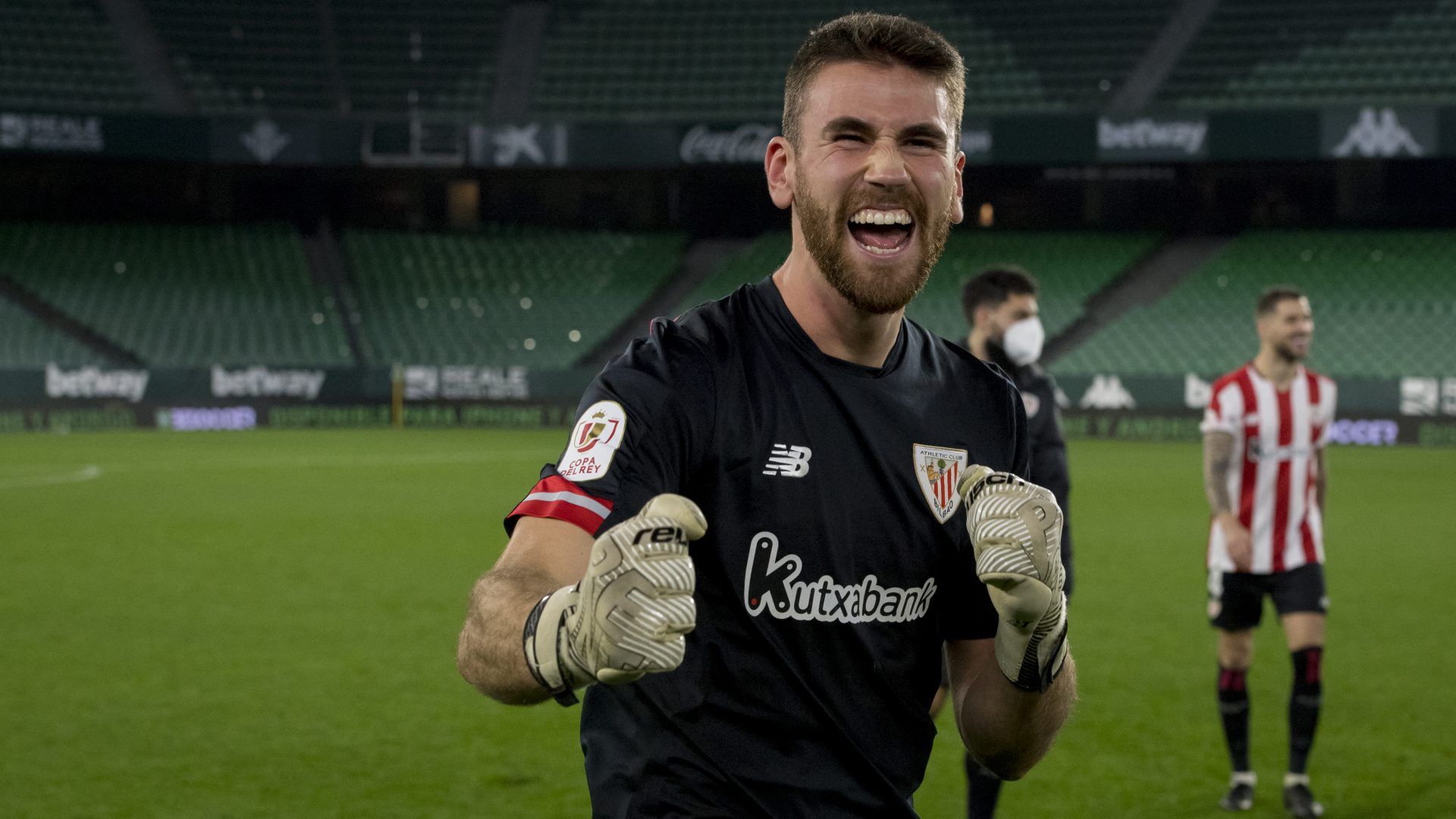  Unai Simón celebra su éxito en la tanda de penaltis ante el Real Betis.