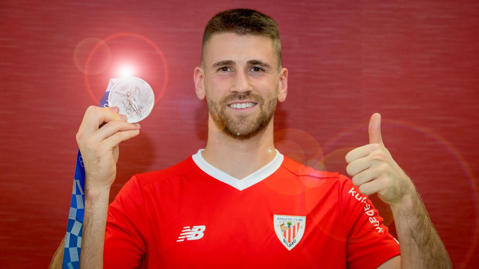  El meta Unai Simón luce en Lezama la medalla de plata olímpica.