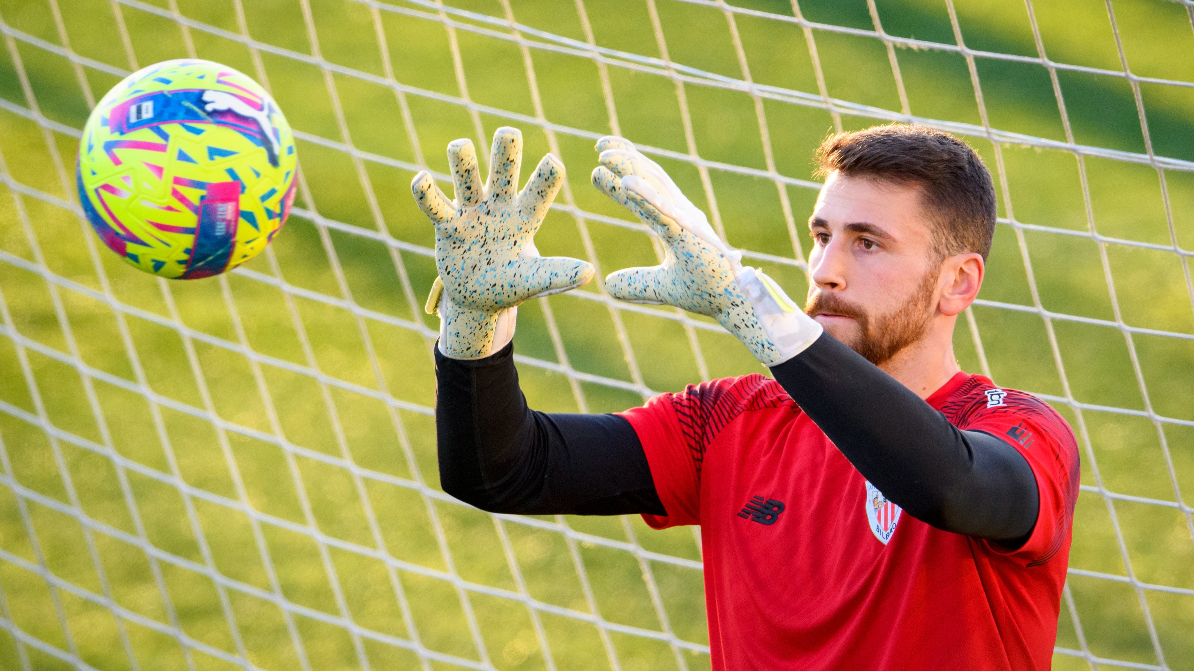  El portero Unai Simón bloca un balón en Lezama.