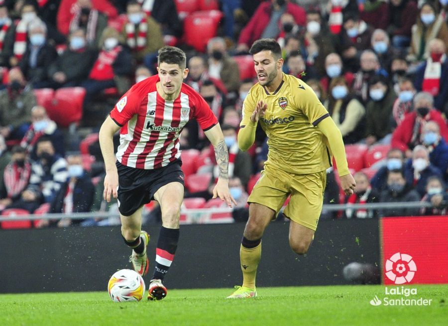  Oihan Sancet progresa con el esférico en el Athletic-Levante.