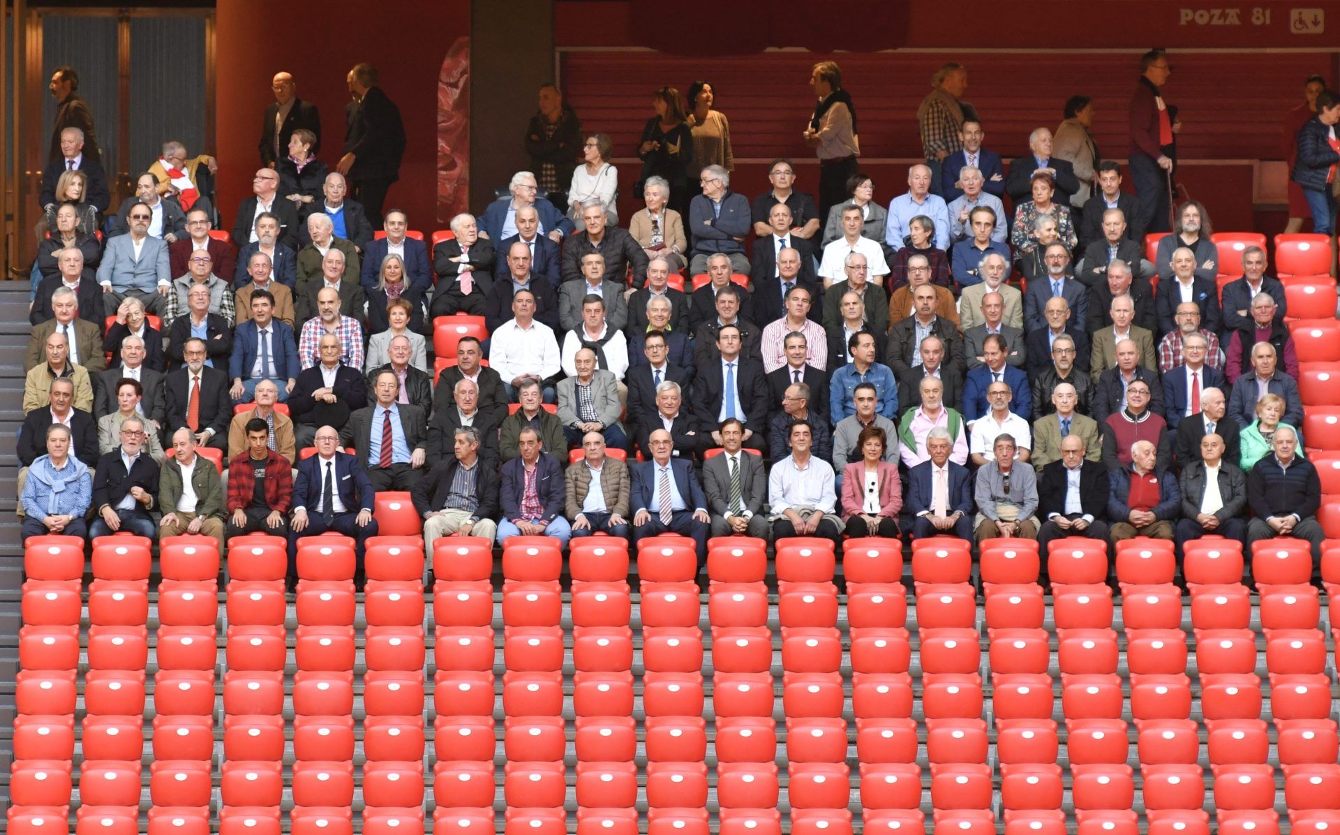  Urquijo entre los 140 socios homenajeados en San Mamés por su medio siglo de fidelidad.