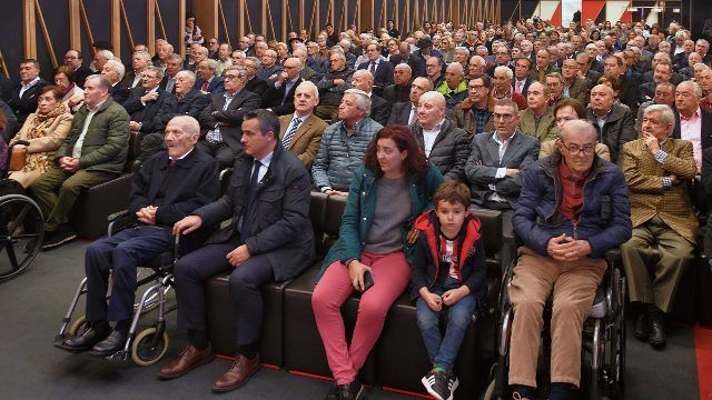  Socios del Athletic en un acto en el anillo central de San Mamés.
