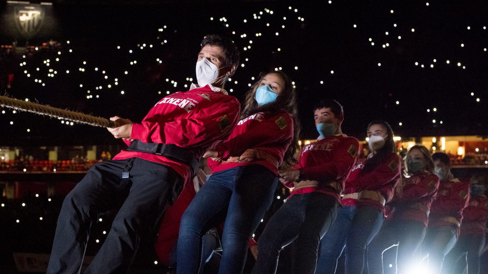  Exhibición de campeones de Sokatira en el césped de San Mamés.