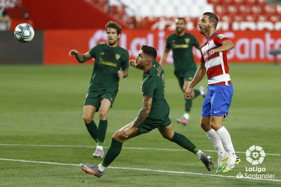 Roberto Soldado marca el 1-0 al Athletic Club en Granada.