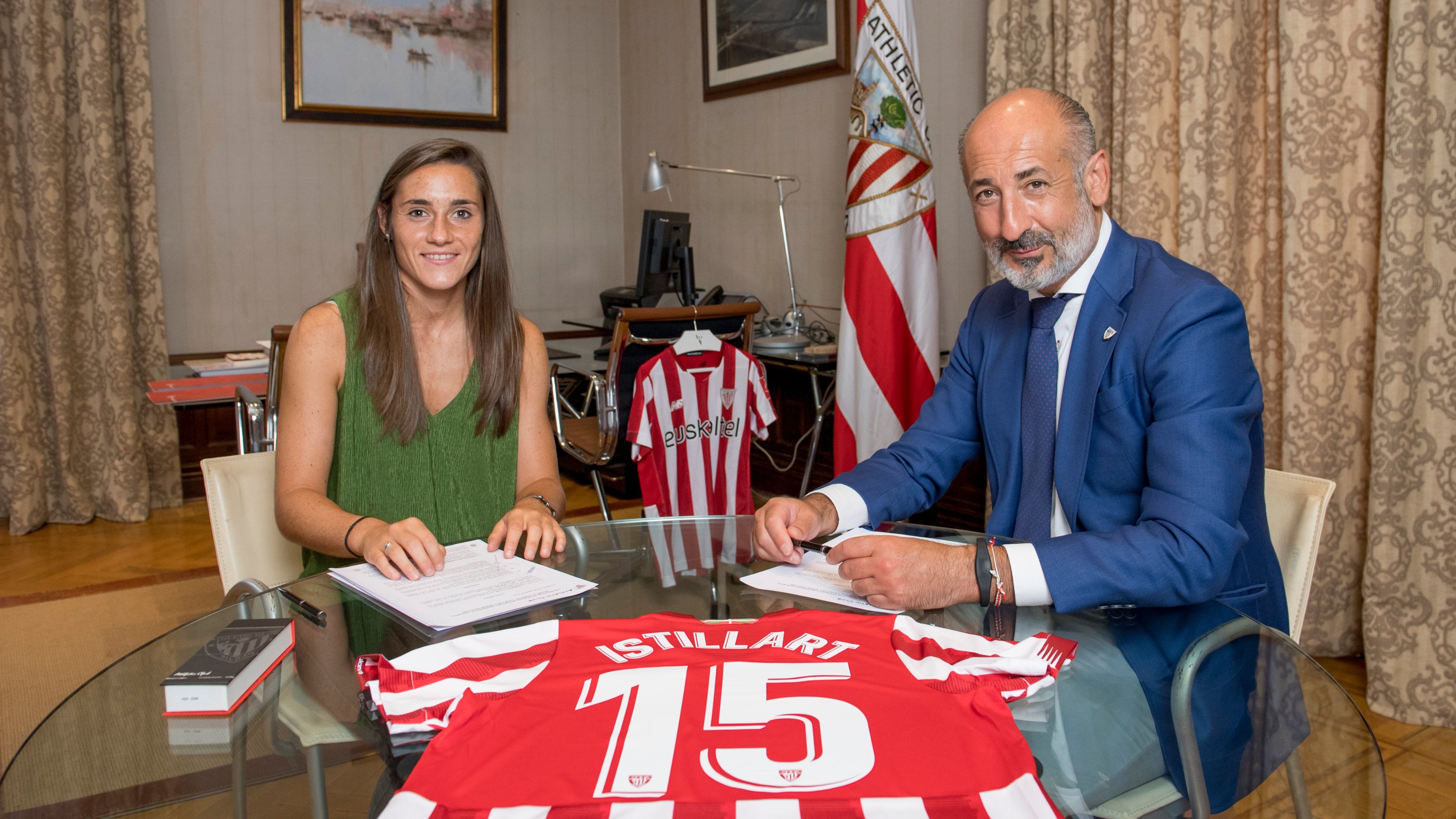 Sophie Istillart posa en Ibaigane junto al presidente Aitor Elizegi.