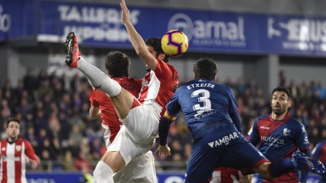  Markel Susaeta escenifica lo que fue el partido del lunes en el Alcoraz.