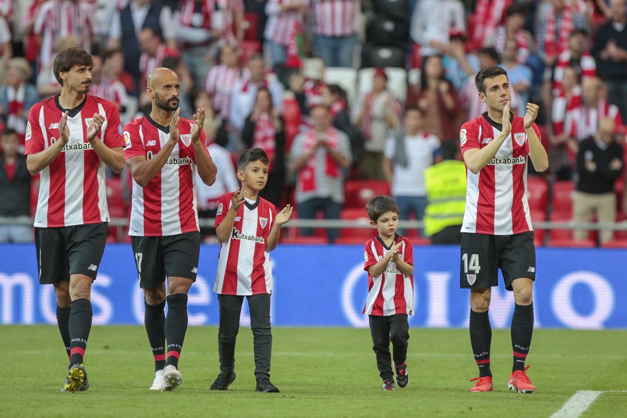  El aplauso merecido para tres leones que se iban: Itu, Mikel Rico y Susaeta.