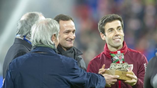  Markel Susaeta recibe el trofeo de 3 mitos al superar los 500 partidos.