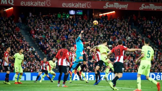 Ter Stegen tuvo que emplearse a fondo para np perder en Bilbao.
