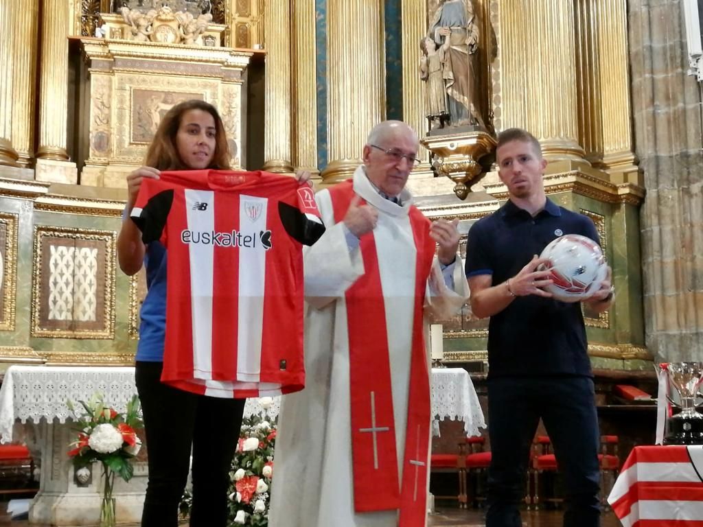  Ainhoa Tirapu e Iker Muniain junto al párroco de la basílica de Begoña.