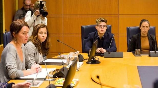 Ainhoa Tirapu, Garazi Murua y Vanesa Gimbert han comparecido en el Parlamento vasco.