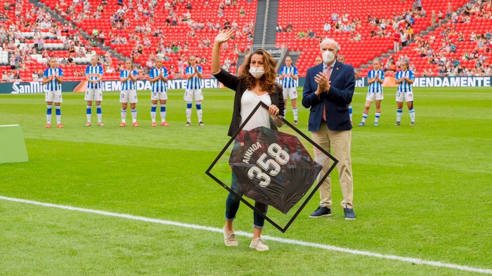 Ainhoa Tirapu aplaudida por Iribar y San Mamés antes del derbi vasco ante la Real.