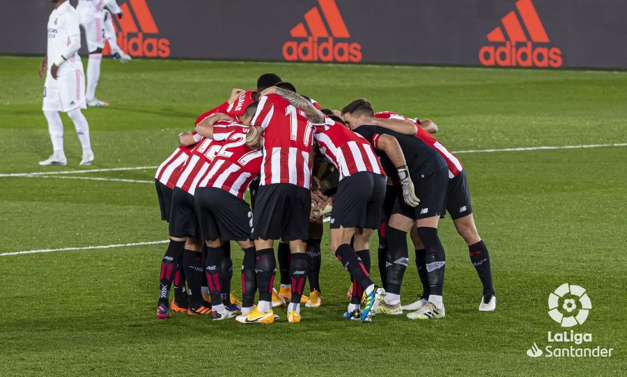  Los jugadores titulares del Athletic Club hacen piña en Valdebebas.