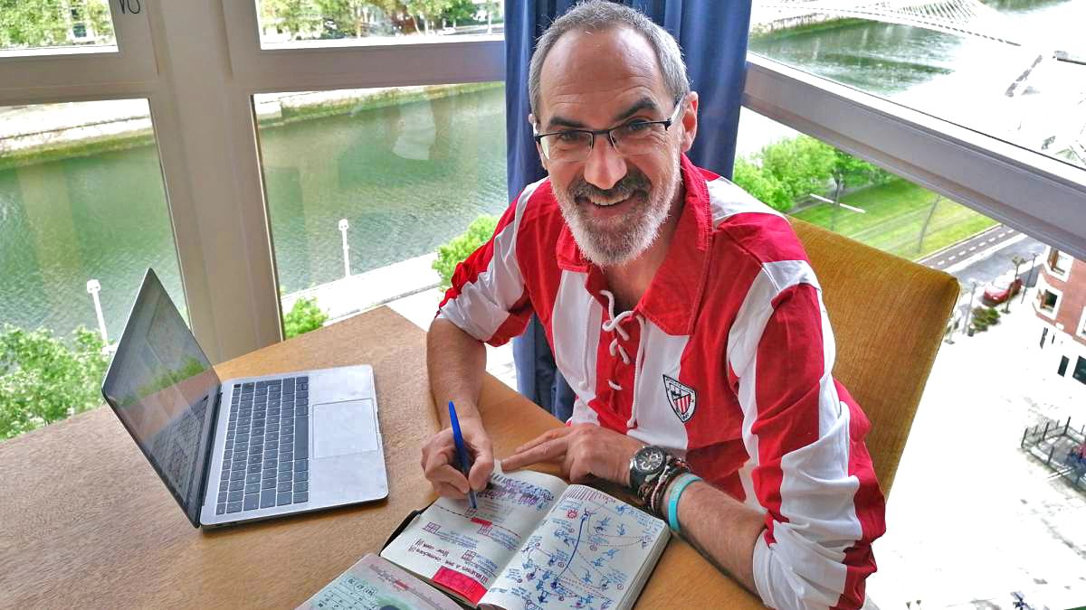 El directivo, ilustrador y escritor Tomás Ondarra con su memoria ilustrada del Athletic Club durante el confinamiento.
