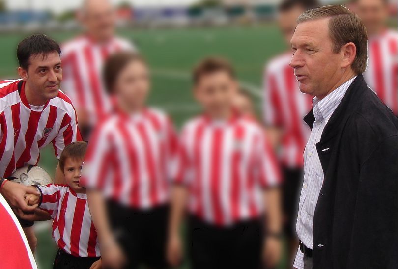  José Ramón Maza, con su hijo, en Lezama atiende a una charla de Javier Clemente.