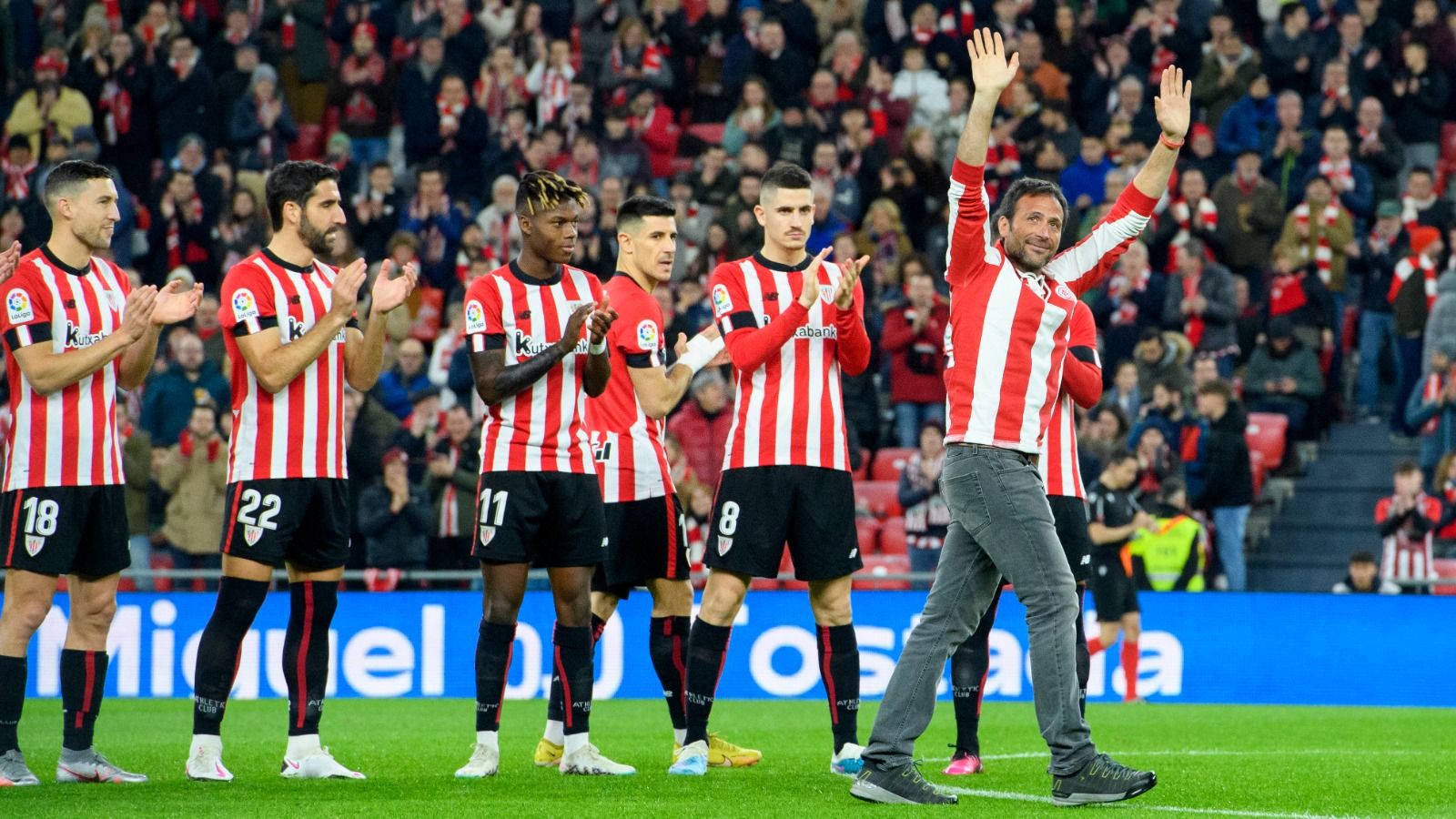 Saque de honor de Alex Txikon antes del Athletic-Cádiz.