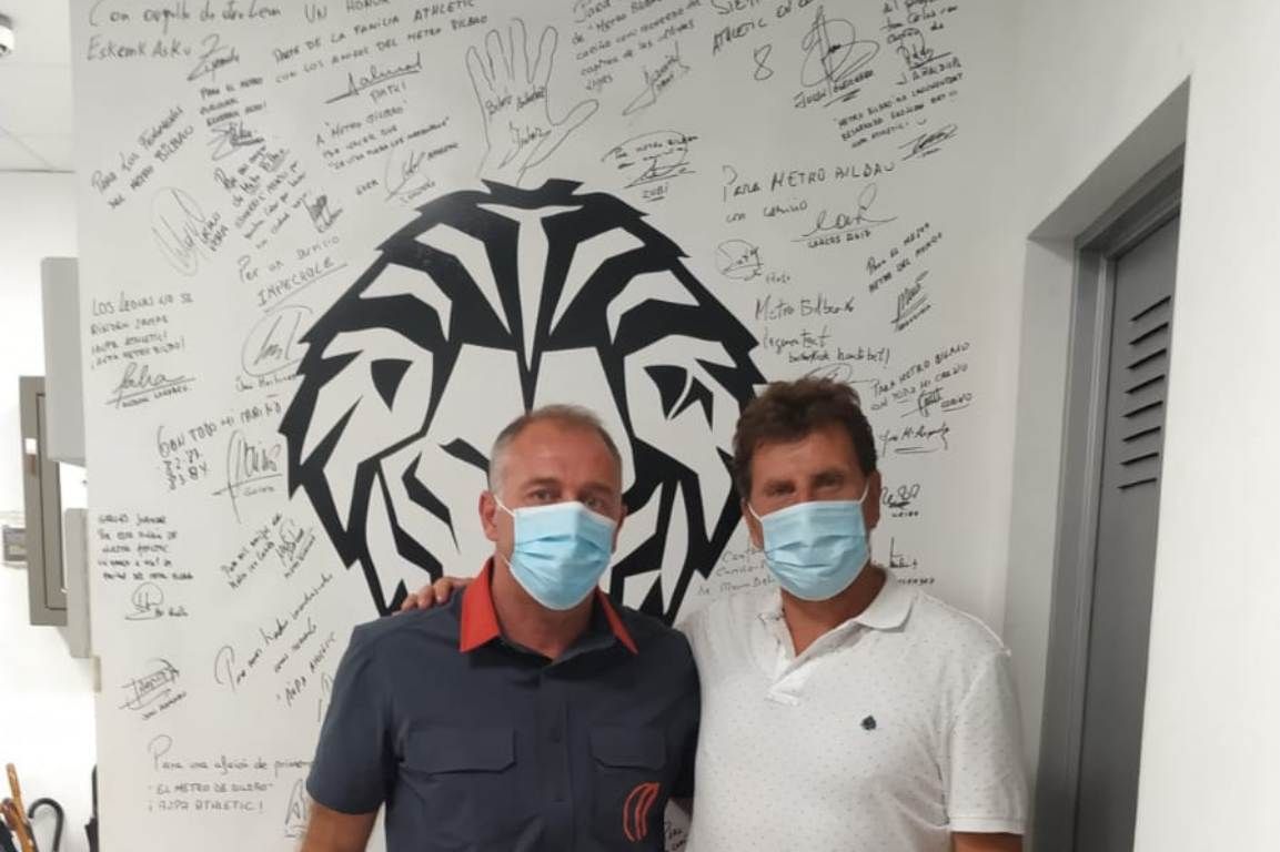 Carlos García tras firmar en el Muro del Athletic en la estación del Metro de Indautxu.