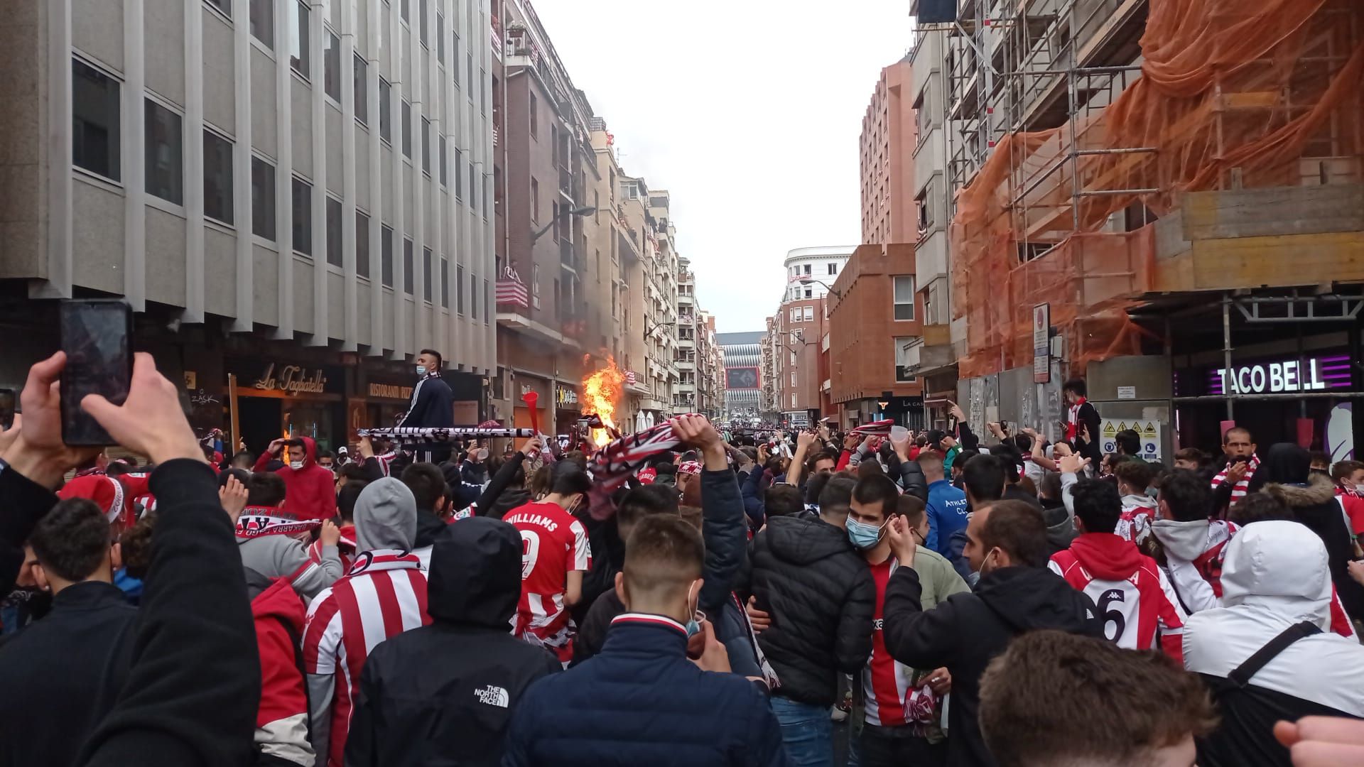 Un contenedor sale ardiendo una la calle Pozas.
