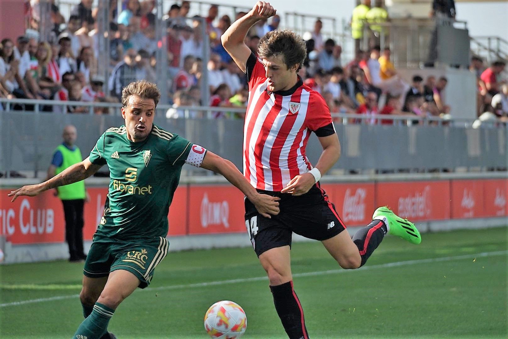  El bermeano Unai Gómez pelea un balón ante el Real Murcia en Lezama.