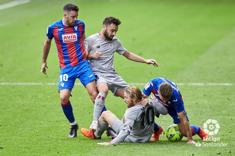  Unai López e Iker Muniain, en una pugna por el balón en el Eibar-Athletic.
