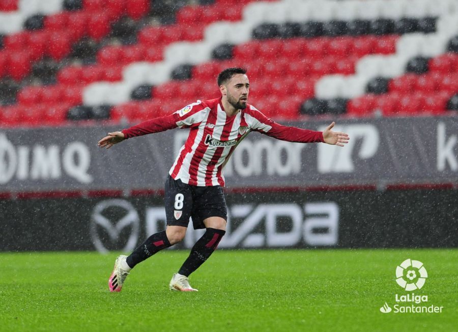Unai López ante el Villareal en San Mamés.