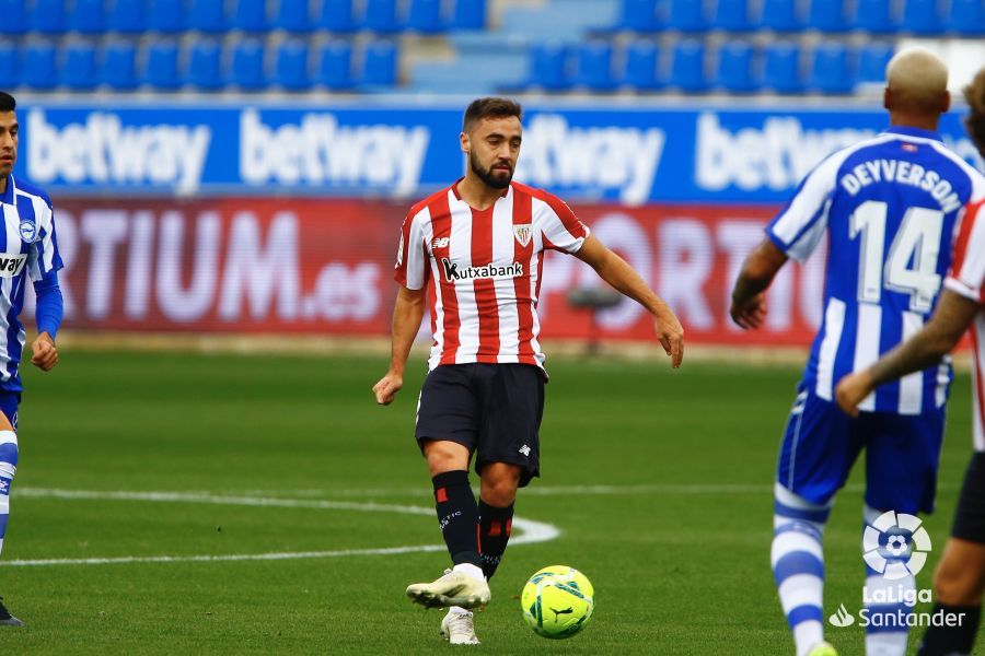 Unai López. la toca durante el Alavés-Athletic.