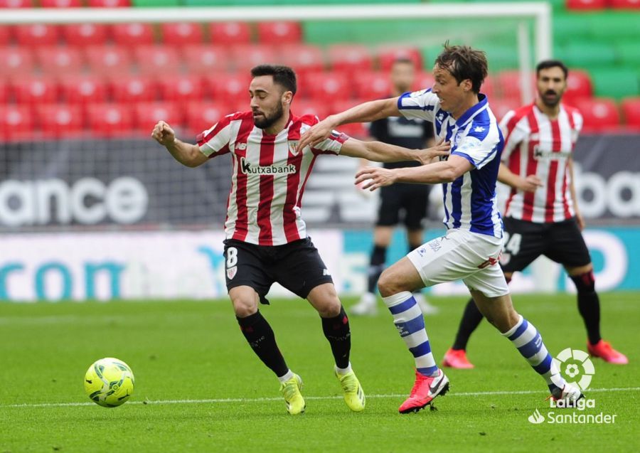  Unai López intenta zafarse de la presión rival en el derbi de San Mamés.