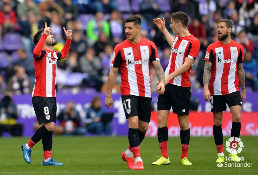 Unai López mira al cielo tras recibir la felicitación de sus compañeros por marcarle al Pucela.