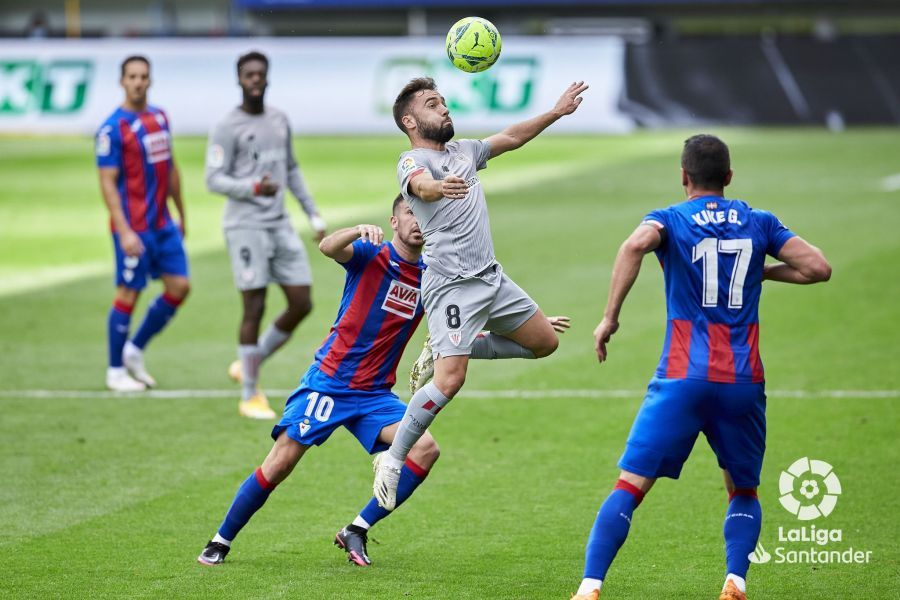 Unai López controla un balón aéreo en el Eibar-Athletic.