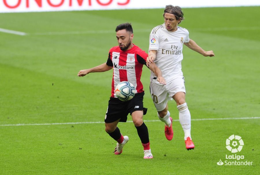  Unai López protege el esférico ante la presión del croata Modric.