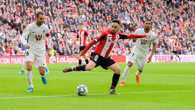  Unai López tratando de moverla en San Mamés ante el Granada.