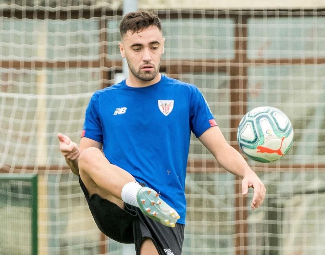 Unai López doma el balón en un entrenamiento en Lezama.