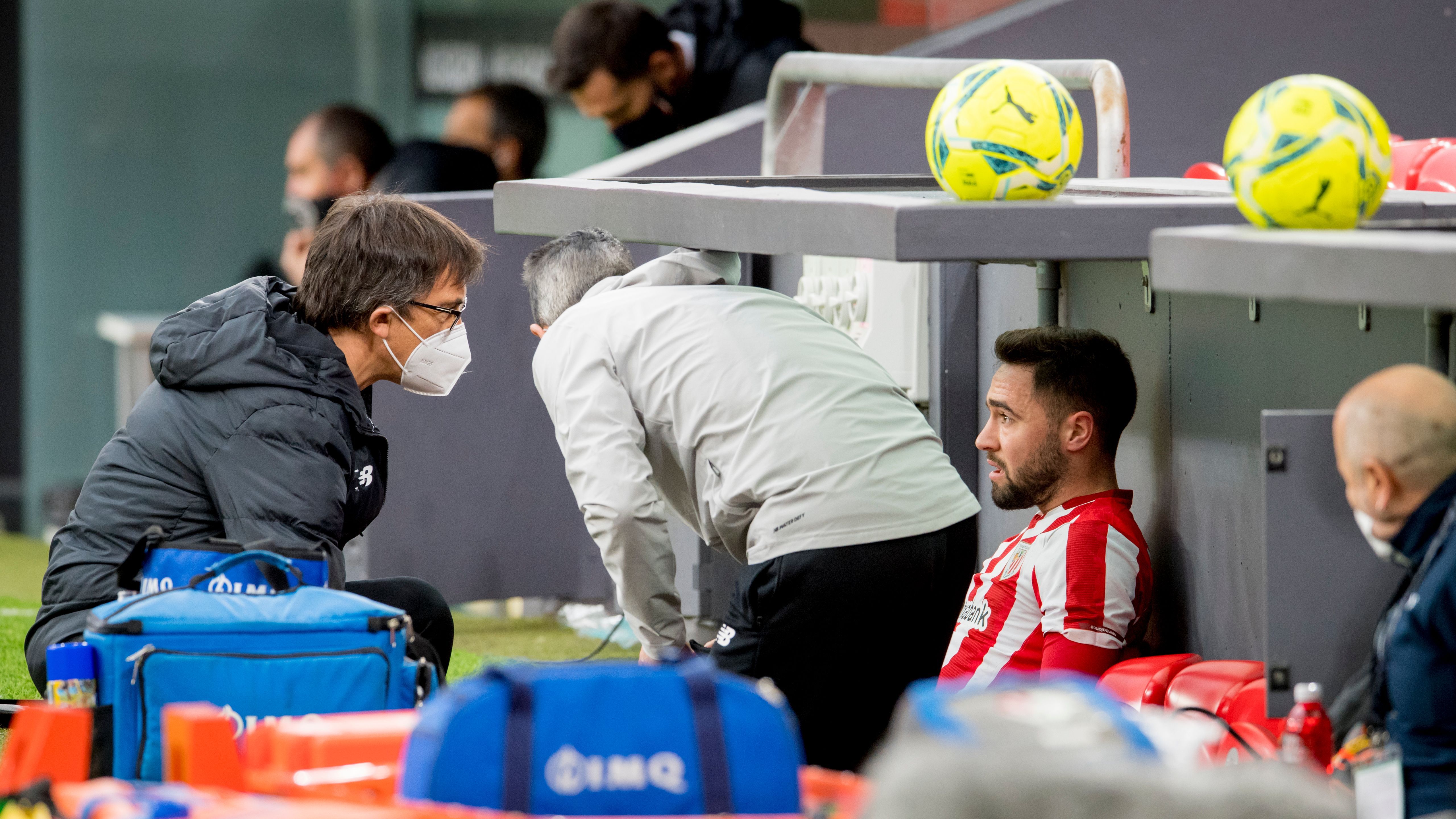  El doctor Lekue atiende a un lesionado Unai López en el derbi vasco.