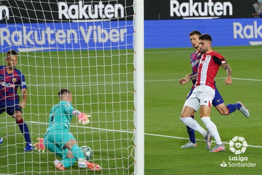  Unai Núñez, atento al balón en el área.