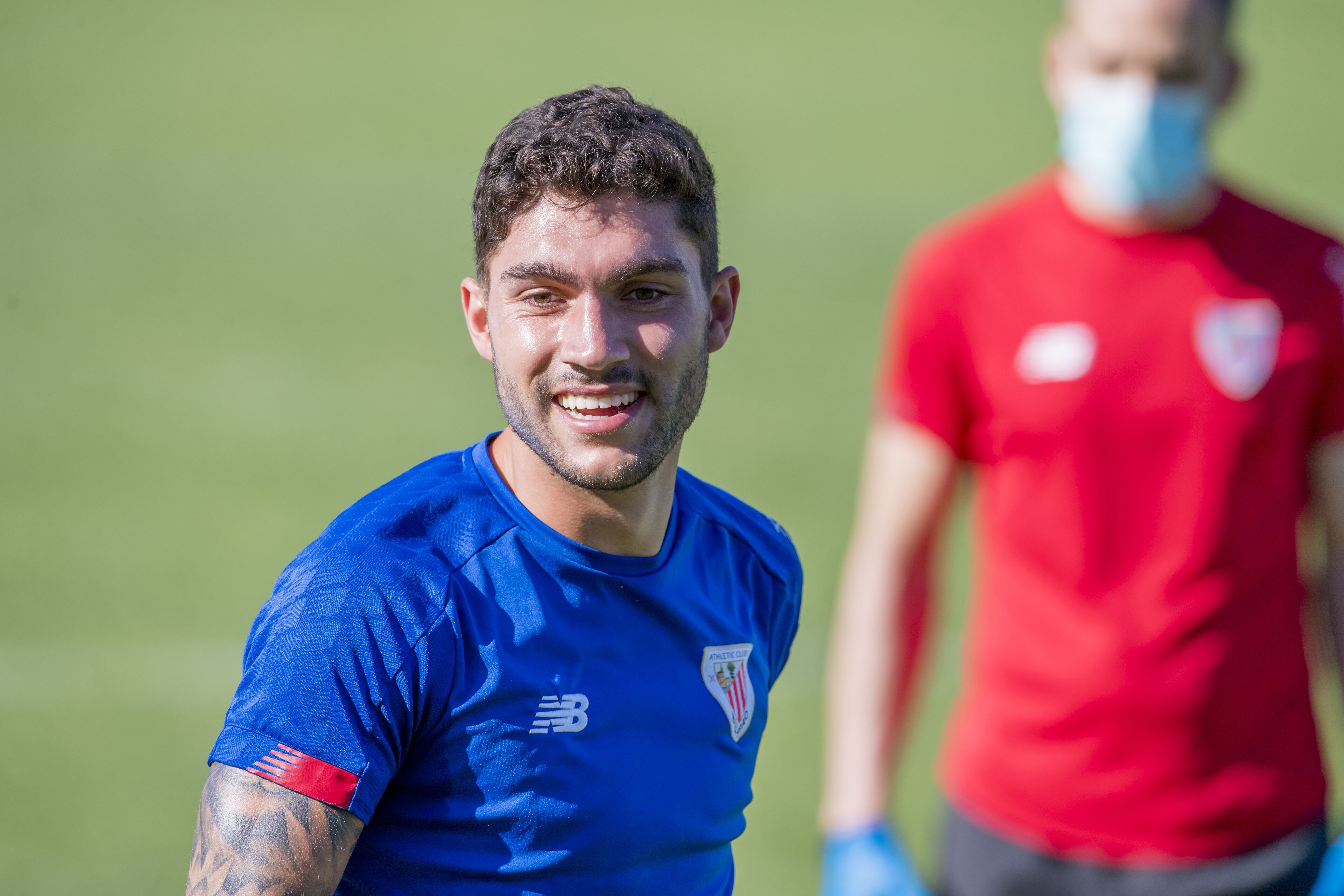 Unai Núñez sonriente en el entrenamiento de Lezama.