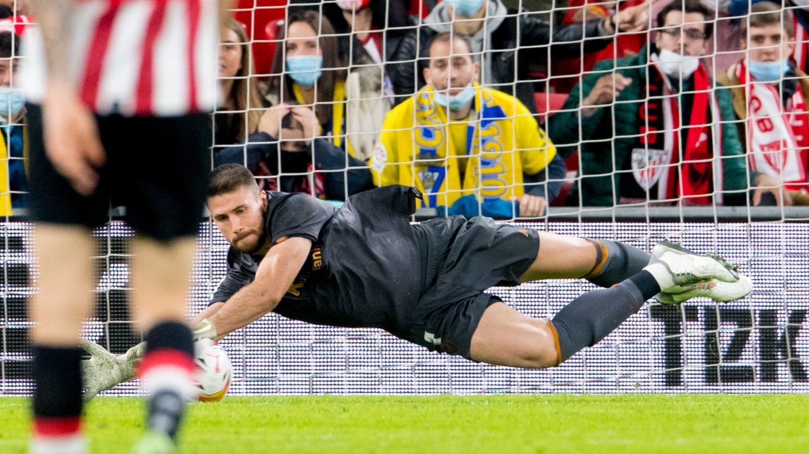  Unai Simón despeja un disparo durante el partido ante el Cádiz en San Mamés.