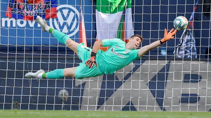 El portero Unai Simón vuela para despejar una clara ocasión de gol.