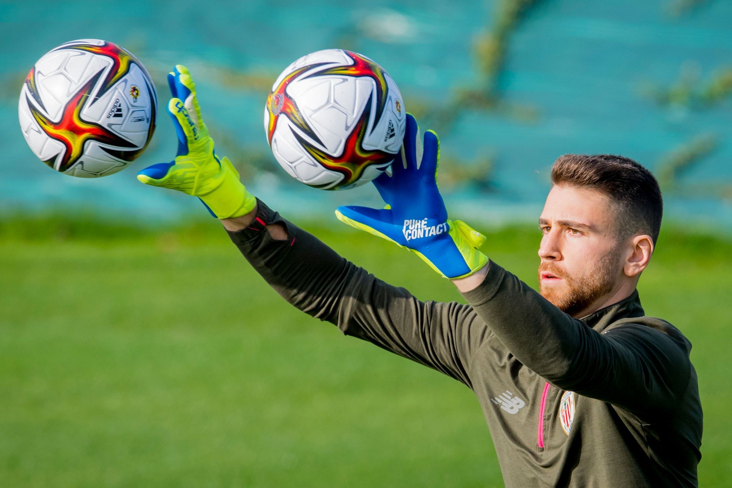 Unai Simón trabaja con dos balones a la vez en Lezama.