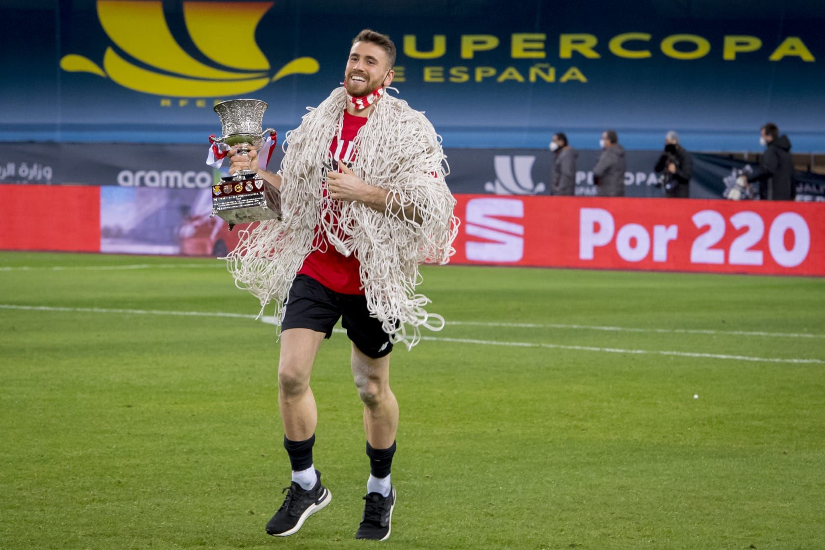 Unai Simón se lleva la red de la portería de La Cartuja tras ganar la Supercopa.