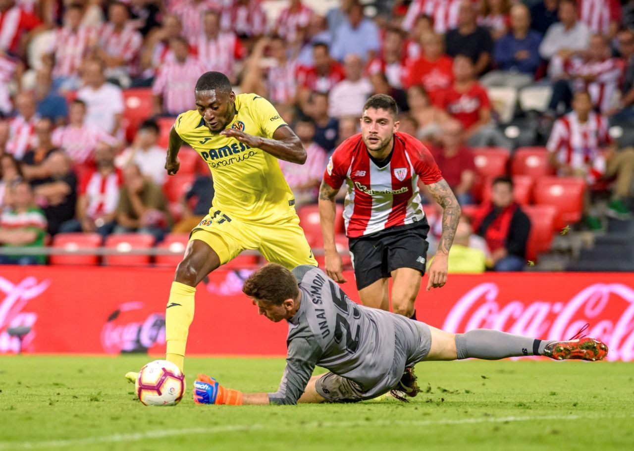 Unai Núñez y Unai Simón tratan de frenar a Ekambi en el partido frente al Villarreal.