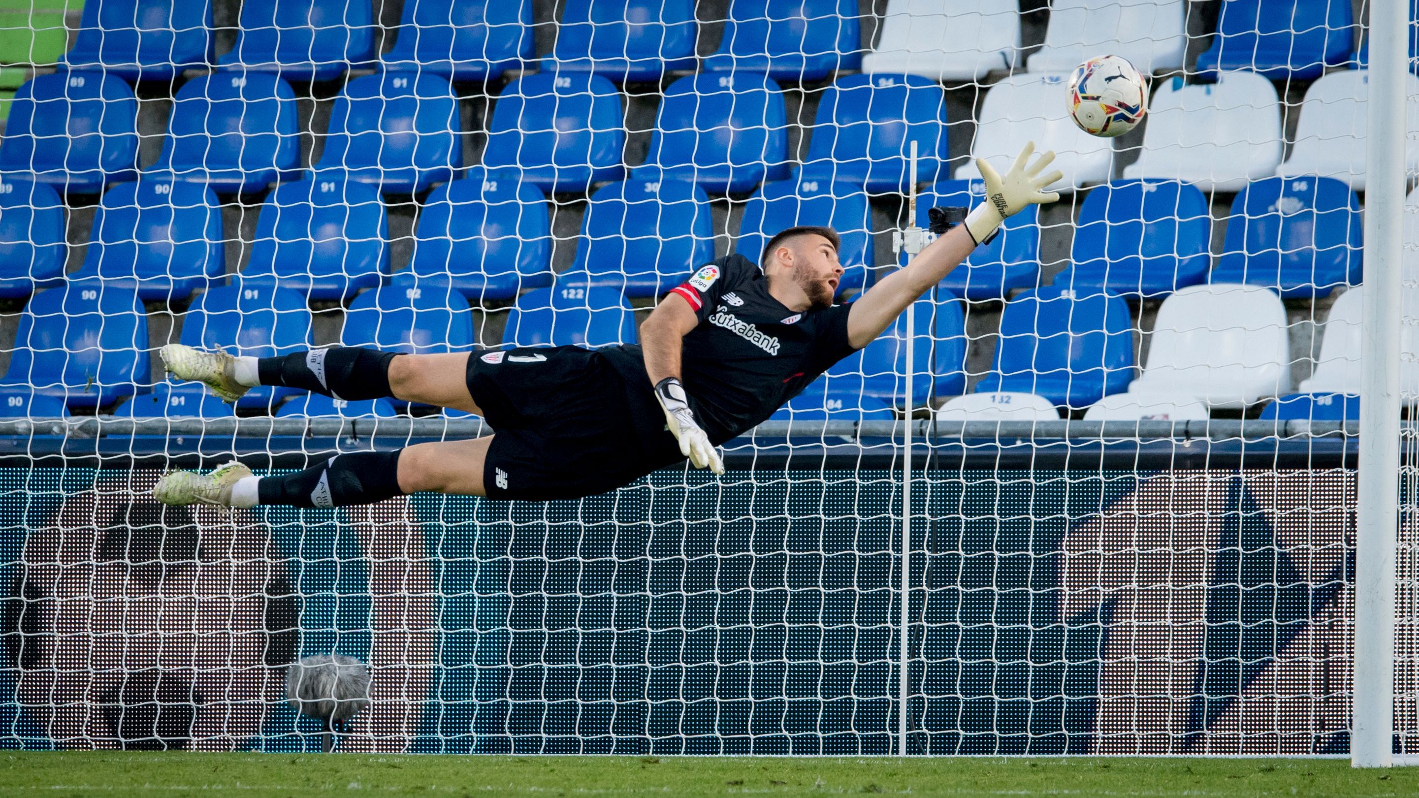  Plástico vuelo del meta Unai Simón en Getafe al tiro de Arambarri.
