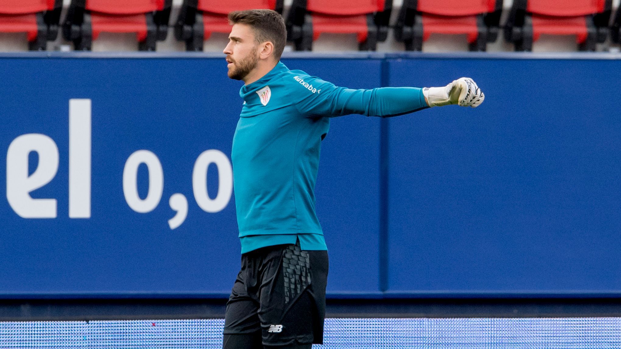 El meta de Murgia Unai Simón calienta antes de un partido.